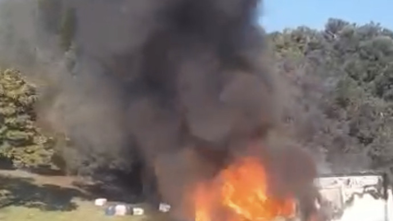 Otoyolda seyreden araç alev alev yandı