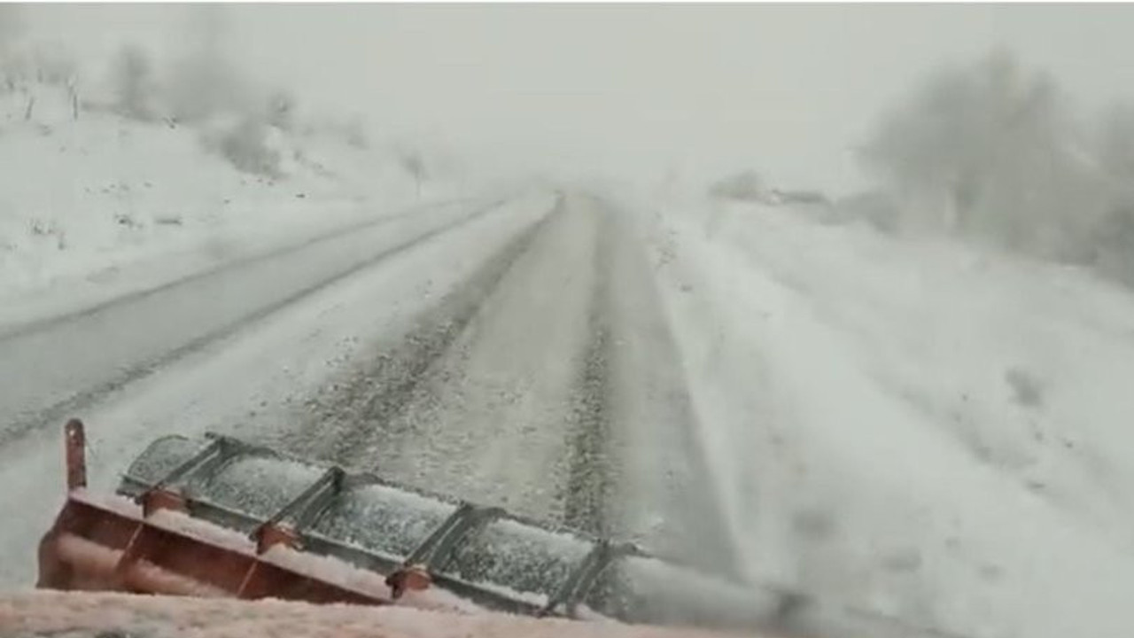 Tunceli-Erzincan kara yolu kar ve tipi nedeniyle tır geçişine kapatıldı