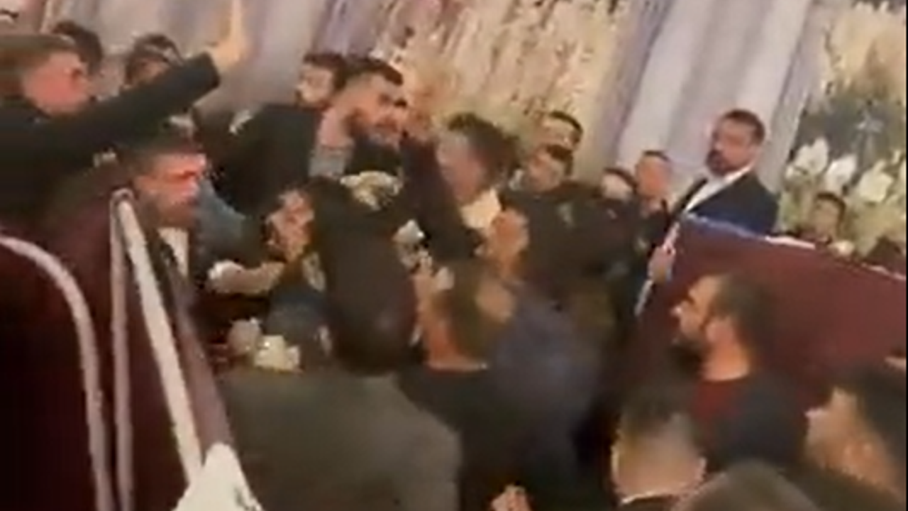 AKP’nin temayül yoklamasında yumruklar konuştu. Partililer birbirine girdi