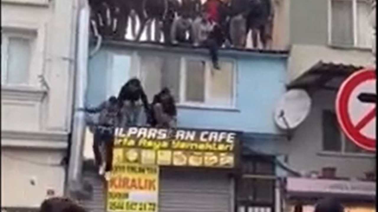 Polisten kaçan sığınmacılar çatıya çıktı. Yol geçen hanı Türkiye'den görüntüler