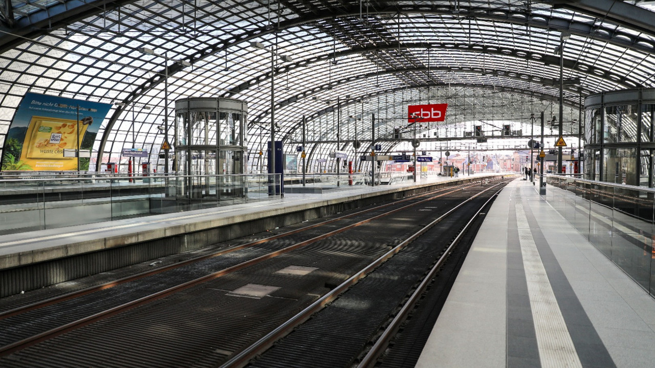 Almanya'da grevler hayatı felç etti. THY 49 uçuşu iptal etti