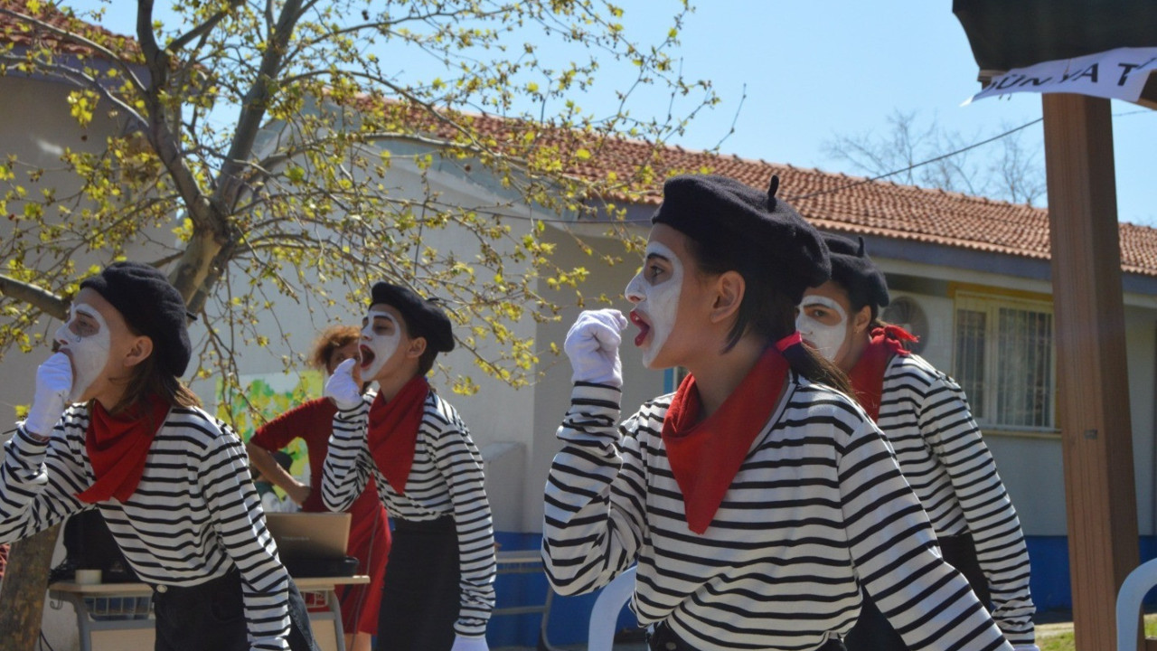 Dikili'de Tiyatro Günü kutlandı