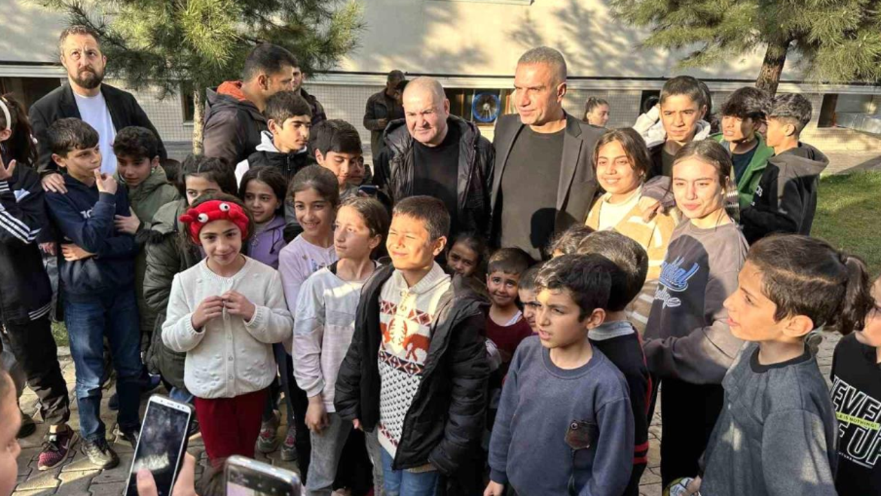 Şafak Sezer ve Berdan Mardini depremzede çocuklarla buluştu