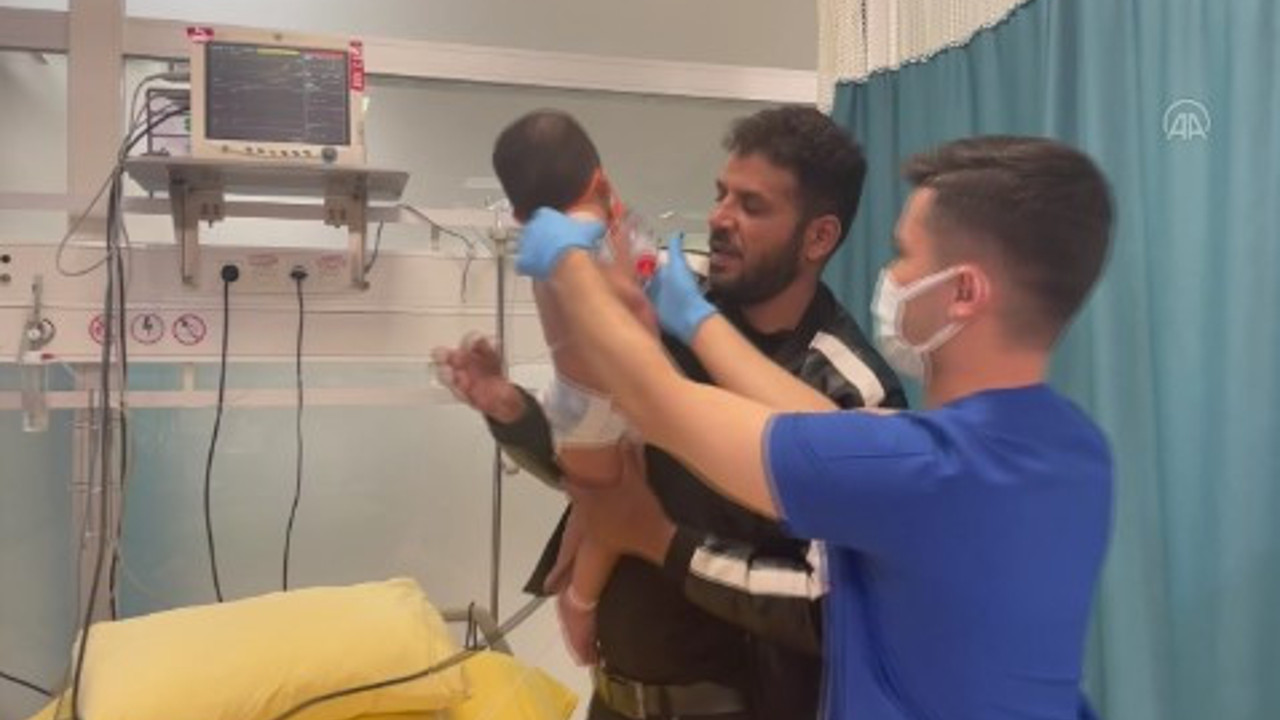 Oyuncağını yutan 1,5 yaşındaki çocuk ölümden döndü