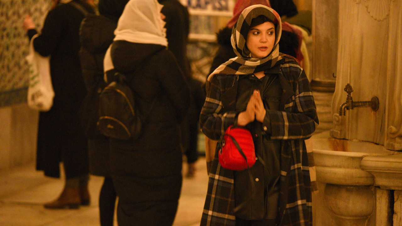 Kızılcık Şerbeti'nin Nilay'ı Feyza Civelek Eyüp Sultan'a gidip dua etti