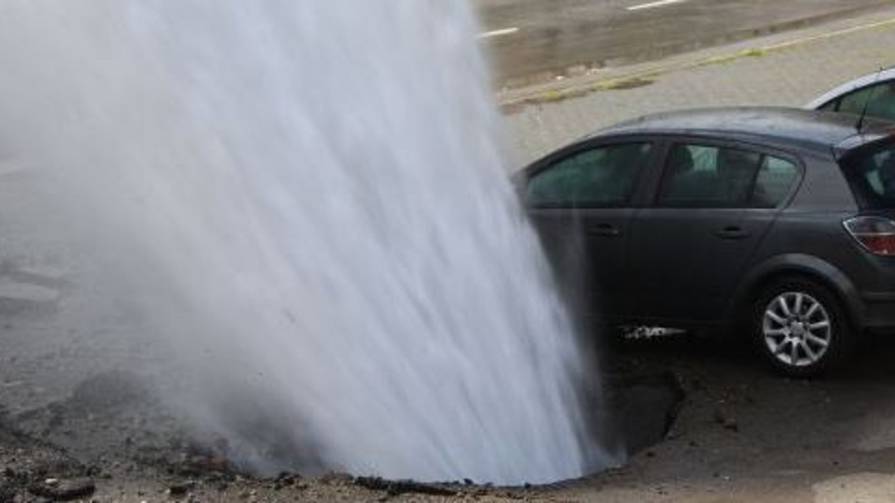 Su borusu patladı ortalık savaş alanına döndü