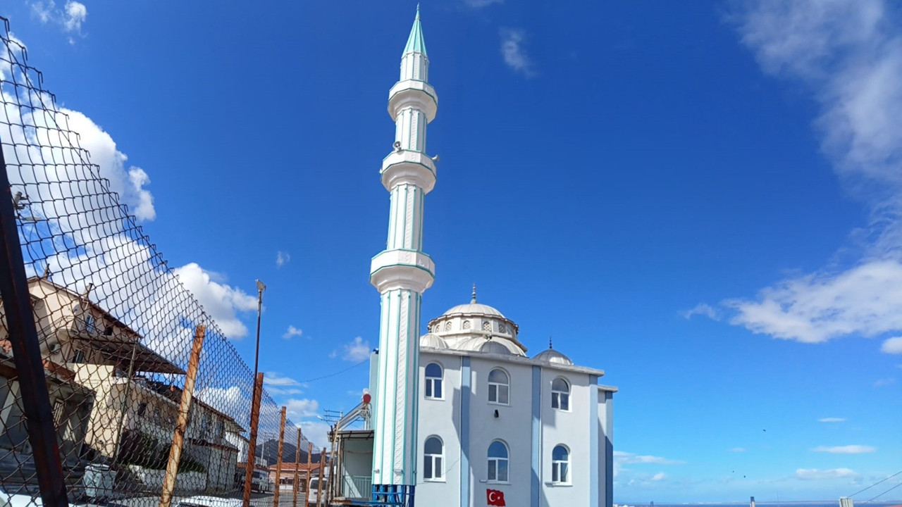 İzmir'de minareye beşik gibi sallandı