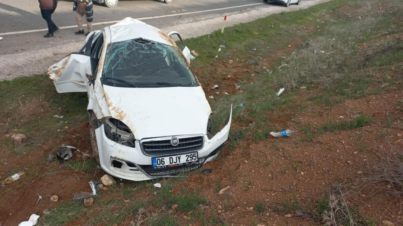 Adıyaman'da otomobil şarampole devrildi