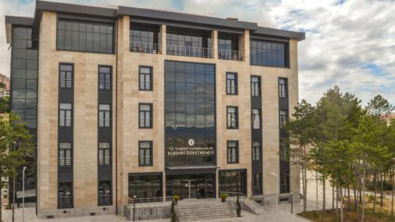 Öğretmenevi müdürünün yasaklı işleri ortaya çıktı. Reddetti ama sosyal medyada yakayı ele verdi