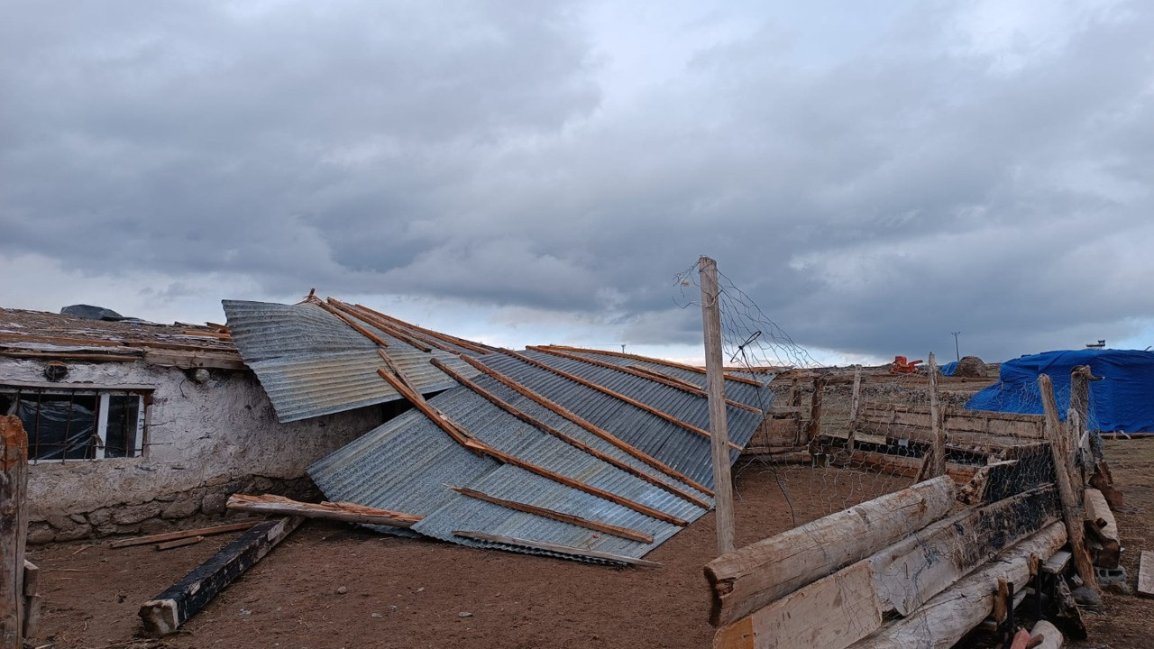 Ardahan'da rüzgar çatıları uçurdu