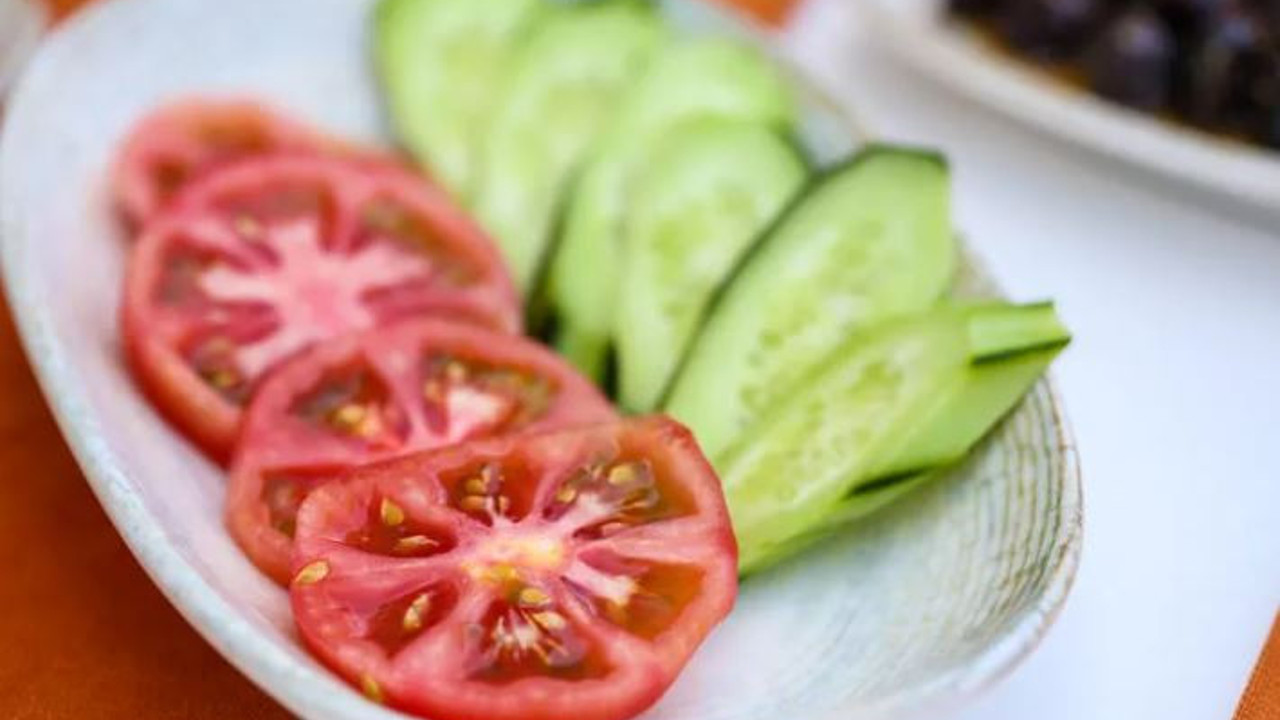 Eğer böyle görünüyorsa sağlığınızdan ediyor. Domates ve salatalıktaki büyük tehlike ortaya çıktı