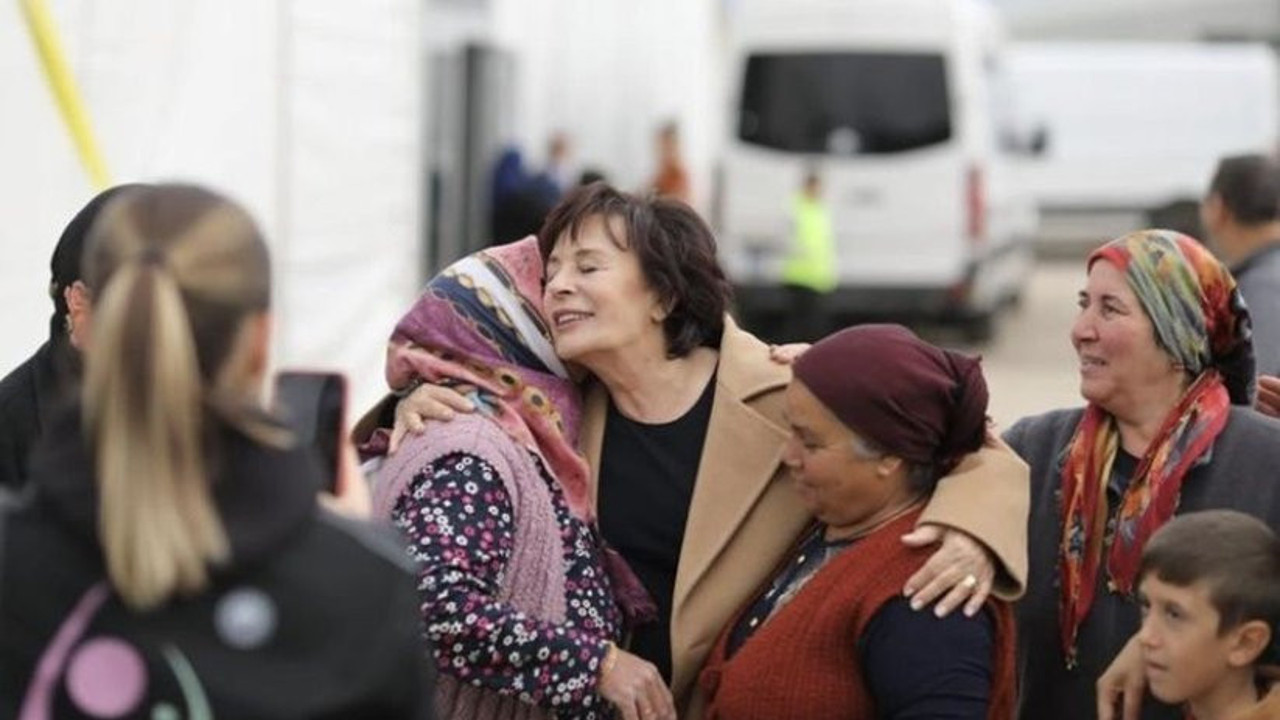 Hülya Koçyiğit depremzedeleri ziyaret etti. "Birbirimizin ruhlarına dokunduk"