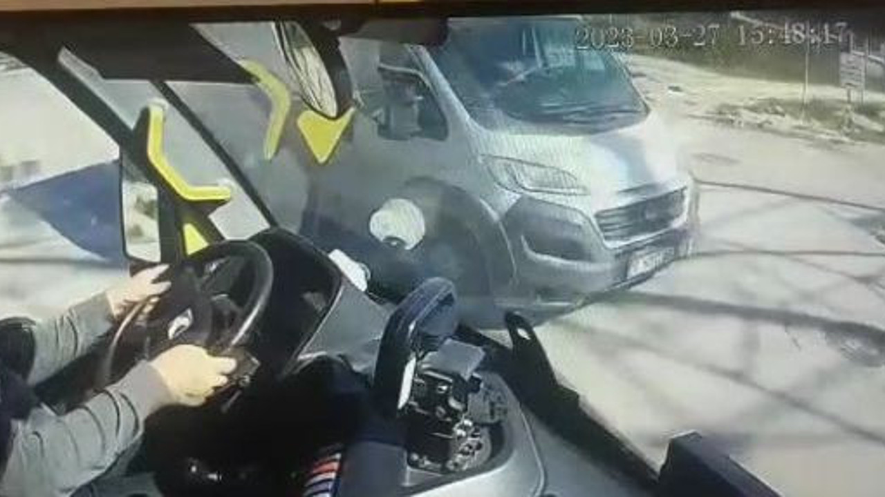 Halk otobüsünün kazası araç kamerasında