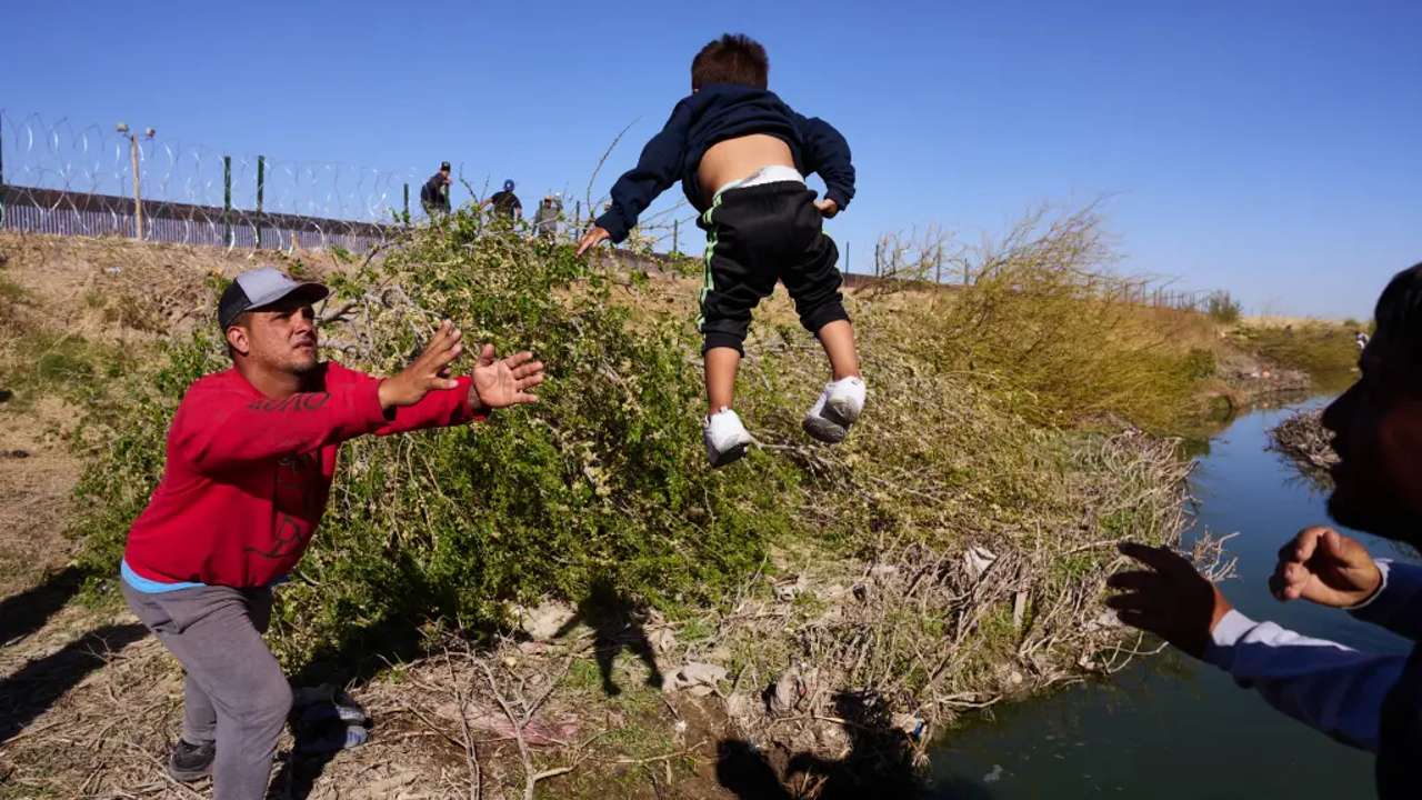 Kaçak göçmenler sınırı geçebilmek için bebeklerini fırlattılar
