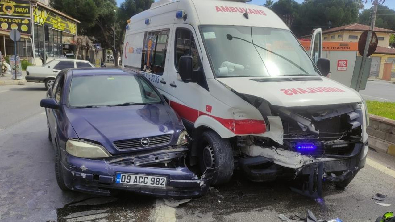 Ambulans ile otomobil çarpıştı