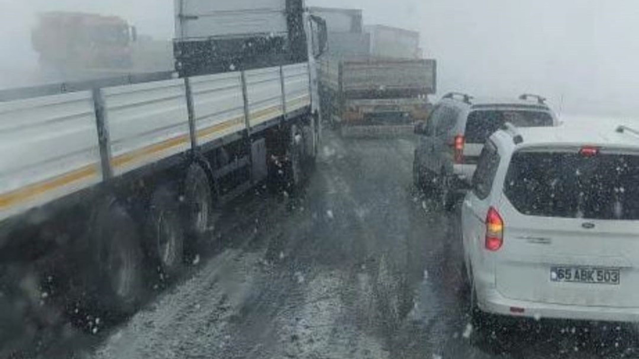 Van’da kar yağışı hayatı olumsuz etkiledi