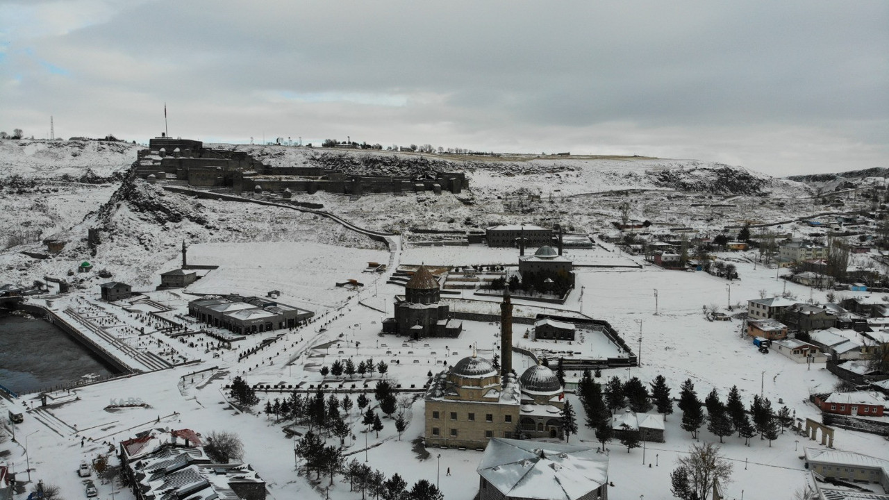 Kars Nisan ayında beyaza büründü (01 Nisan 2023)
