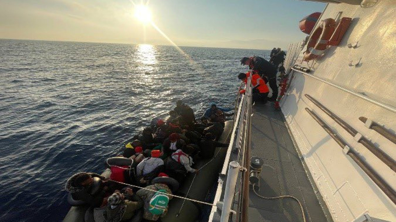 Yunanistan Türk karasularına itti. 24 sığınmacı kurtarıldı, 41 sığınmacı yakalandı