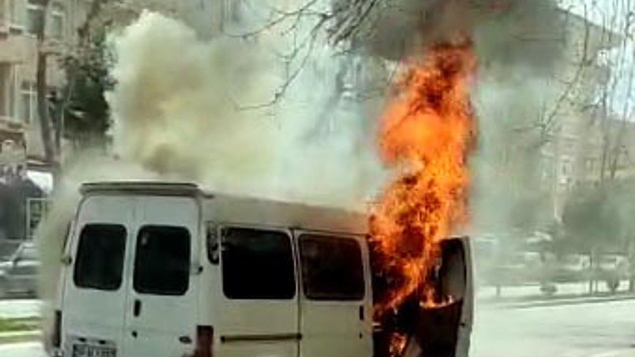 Sakarya'da minibüs alev alev yandı (01 Nisan 2023)