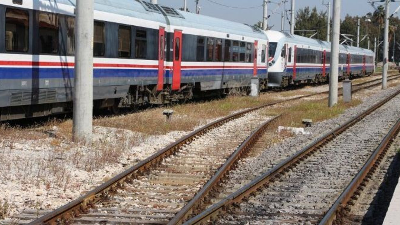 Yüksek gerilim kablosu demiryoluna düştü