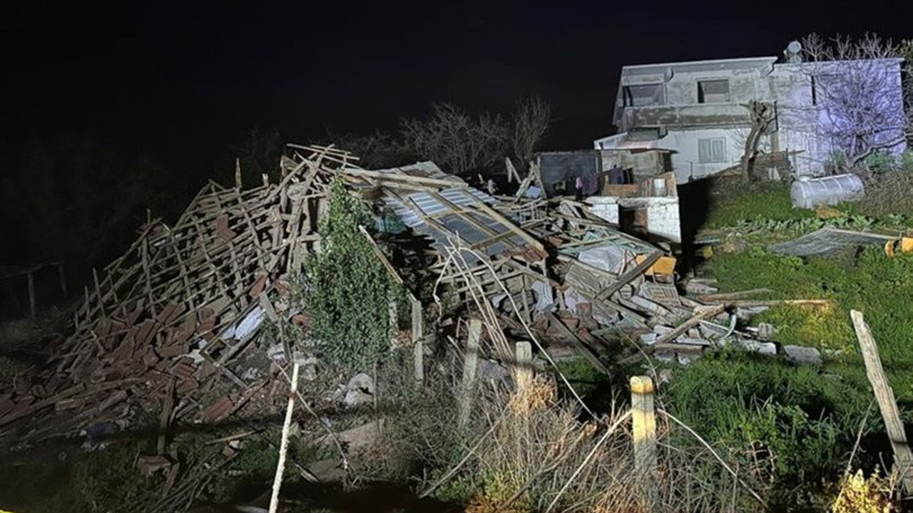 Ahşap evin altında kaldı