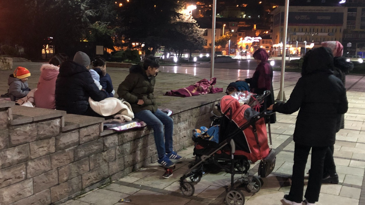 Kastamonu’da depremde panik yaşayan vatandaşlar geceyi sokakta geçiriyor