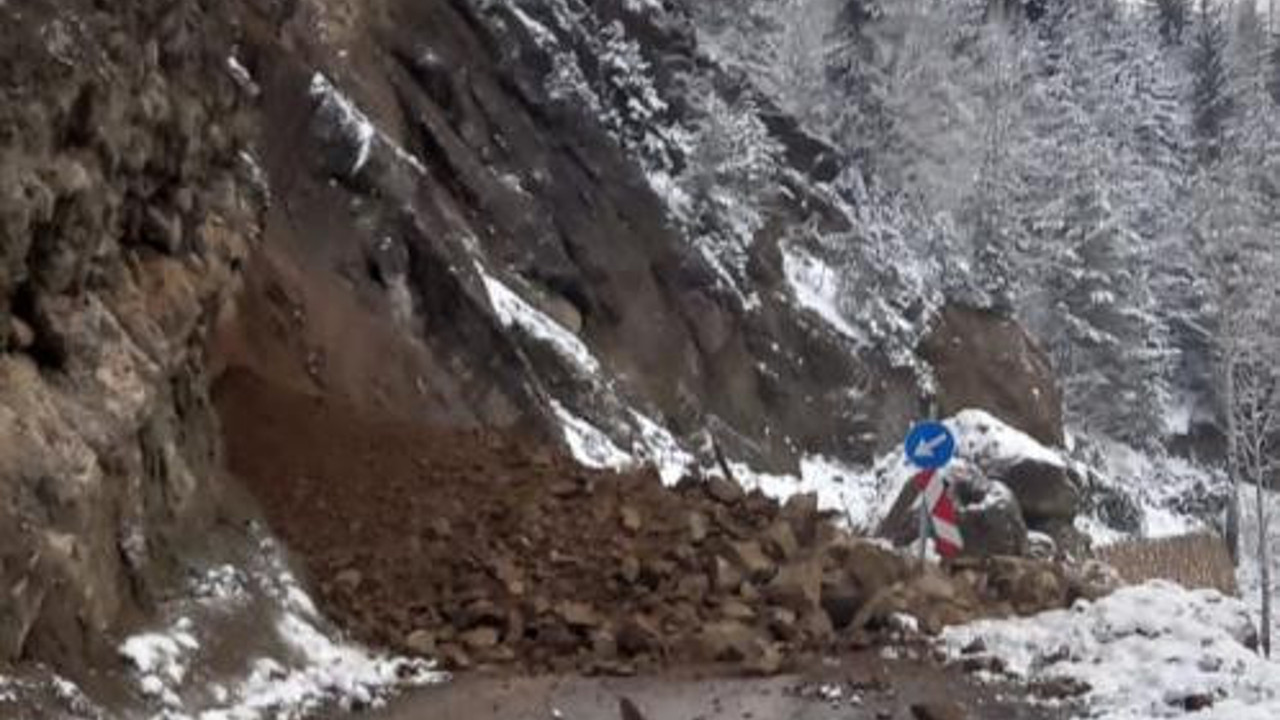 Heyelan anı araç kamerasına yansıdı