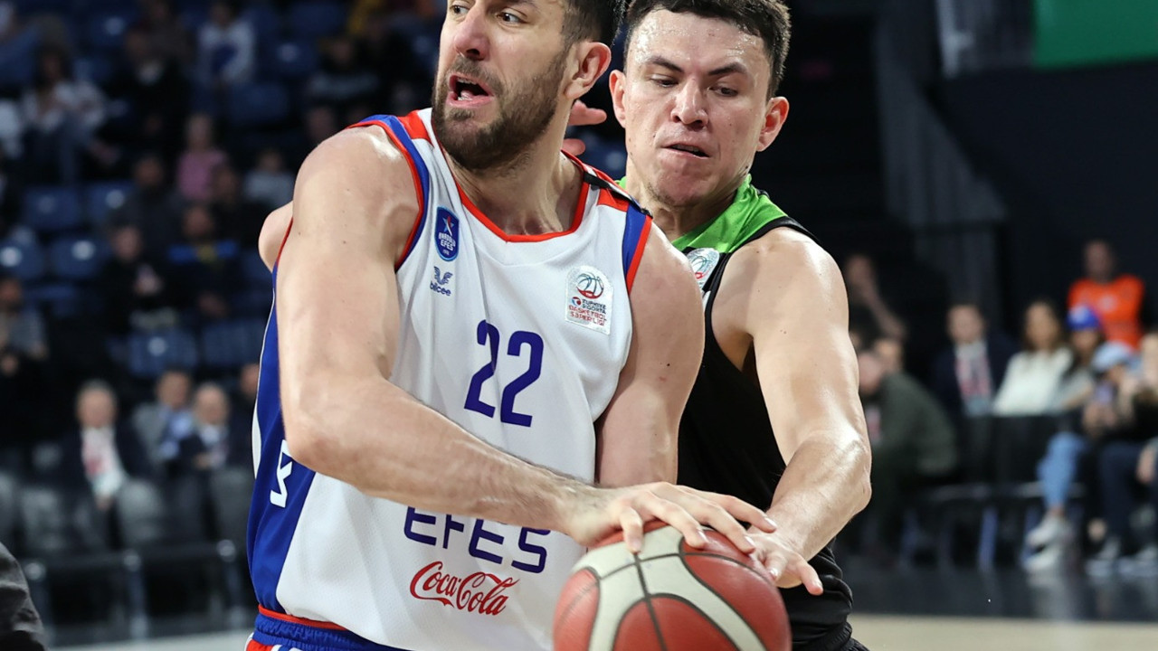 Anadolu Efes yıldızıyla kazandı