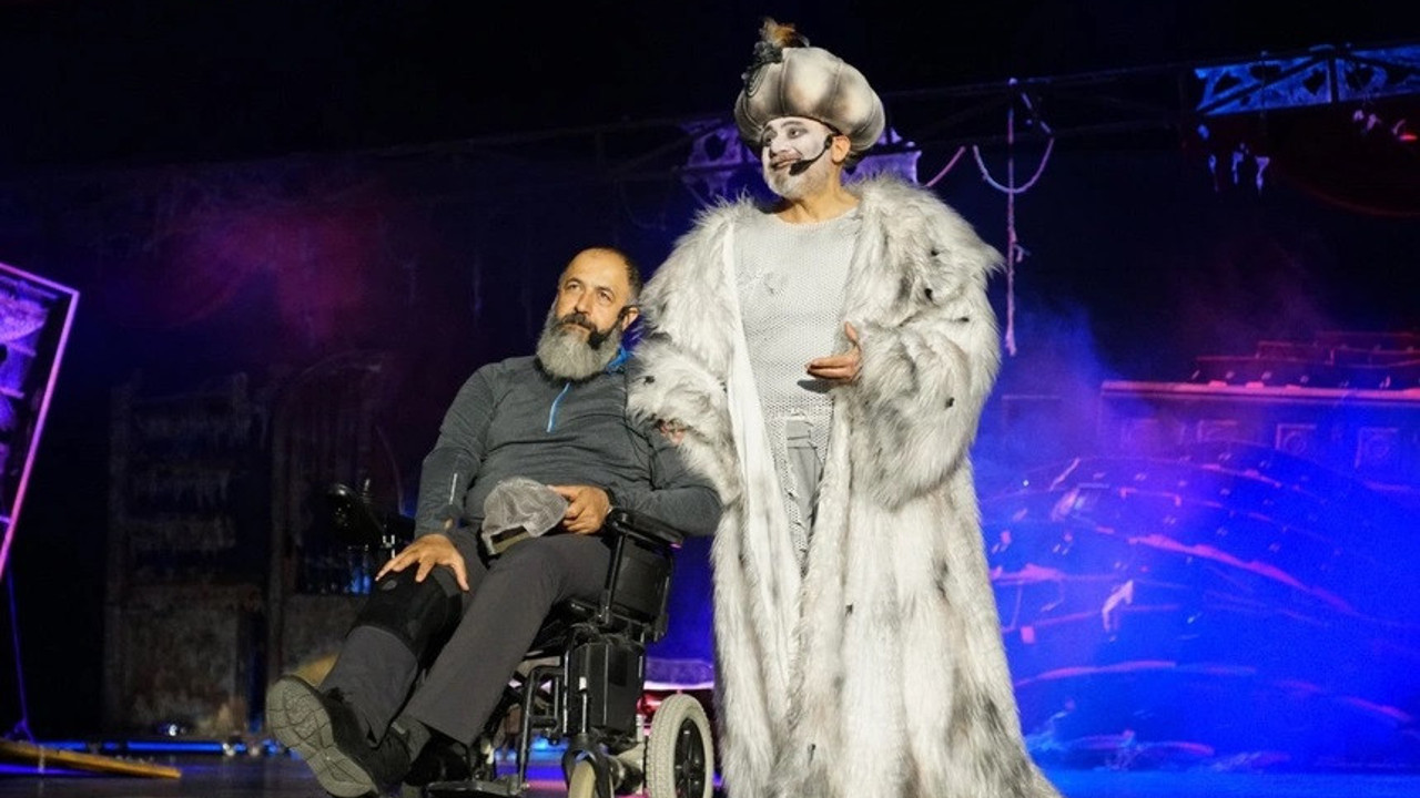 Mehmet Özgür rahatsızlanınca yerine yönetmen sahneye çıktı