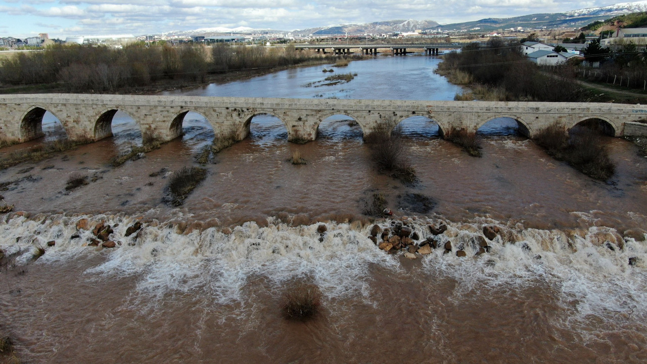 Kızılırmak mevsim yağışlarıyla coştu. Geçen yıl kurumak üzereydi