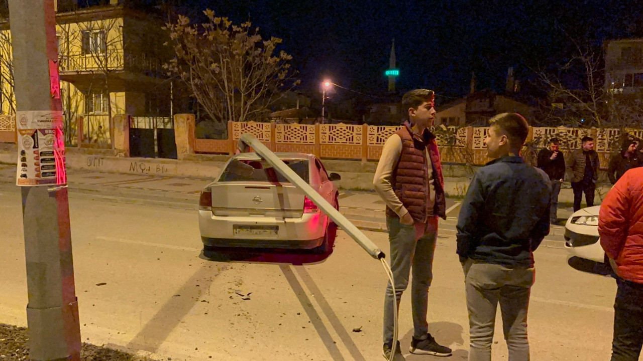 Kontrolden çıkan araç direğe çarptı