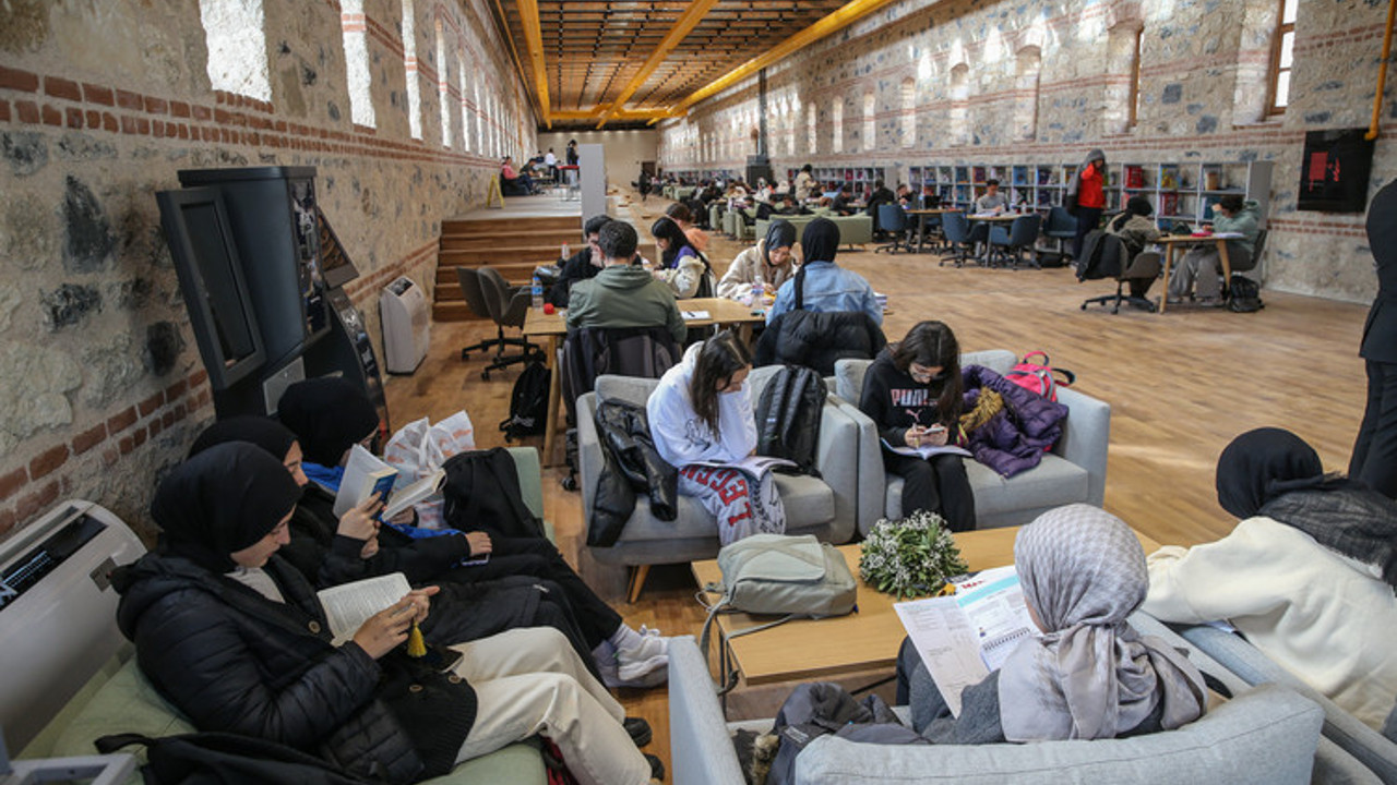 Rami Kütüphanesi’ne ziyaretçi akını (04 Nisan 2023)