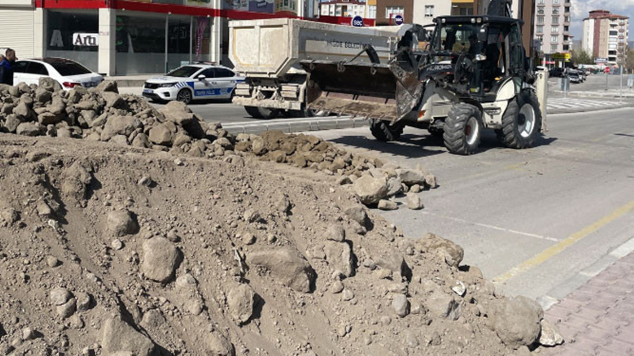 'Tapulu arazim' dedi yolu trafiğe kapattı
