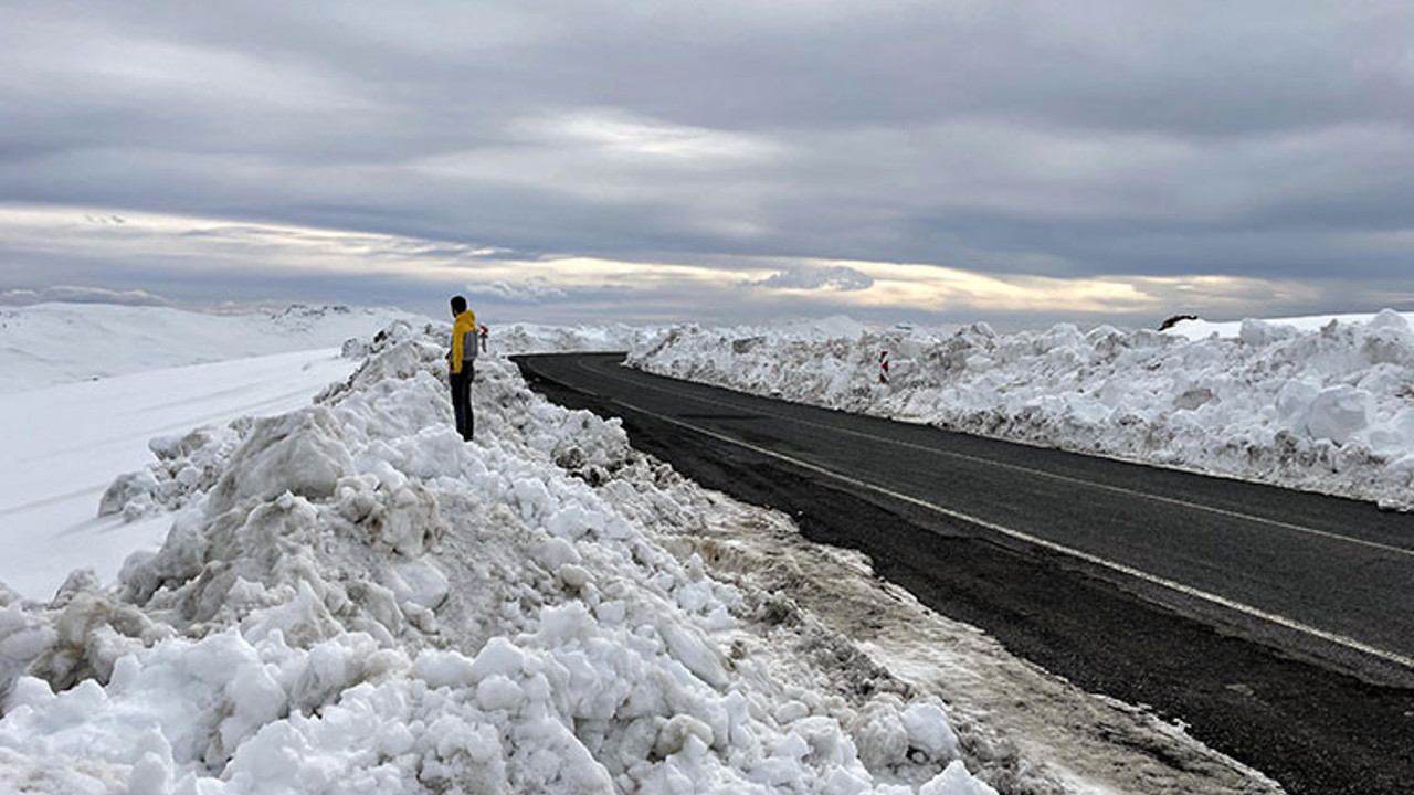 Yedi gündür kar nedeniyle kapalı olan kara yolu açıldı (04 Nisan 2023)
