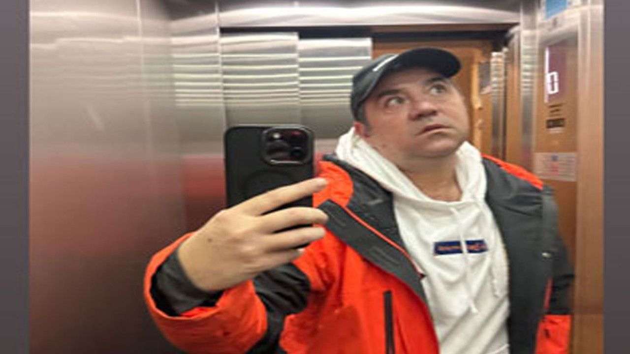 Ata Demirer'den göndermeli asansör paylaşımı