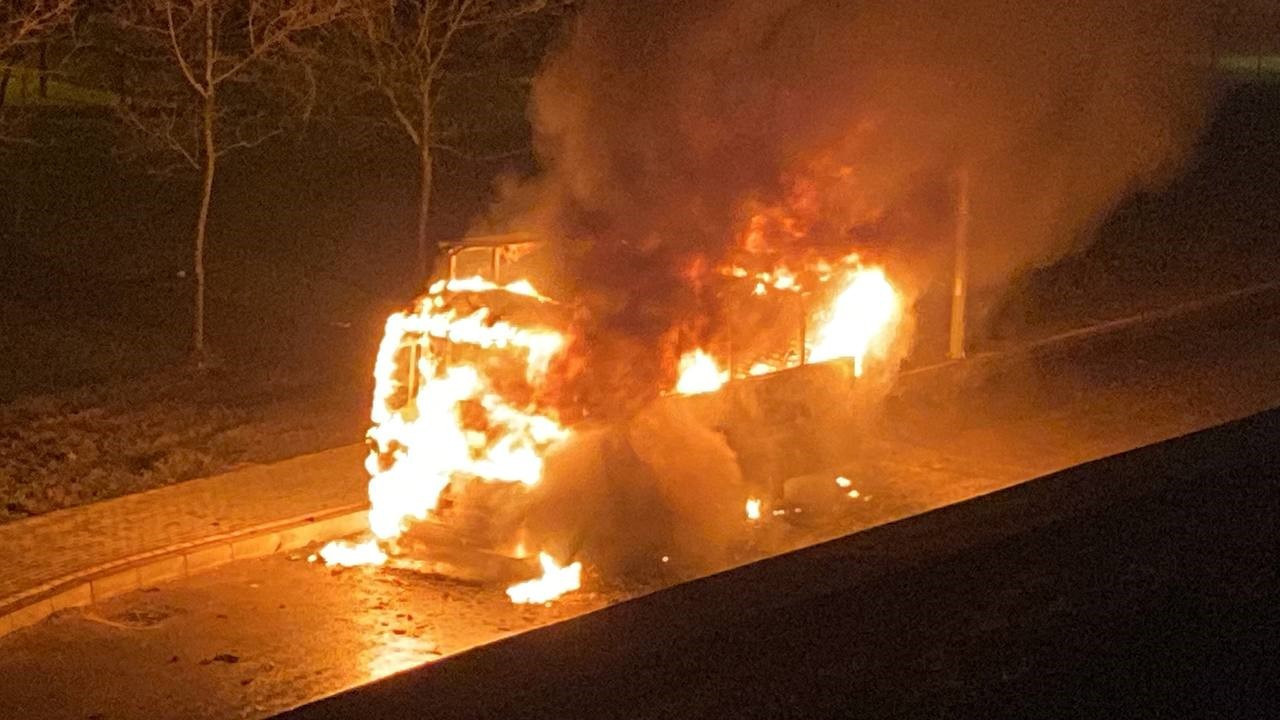 İşçi servisi alev alev yandı, facianın eşiğinden dönüldü