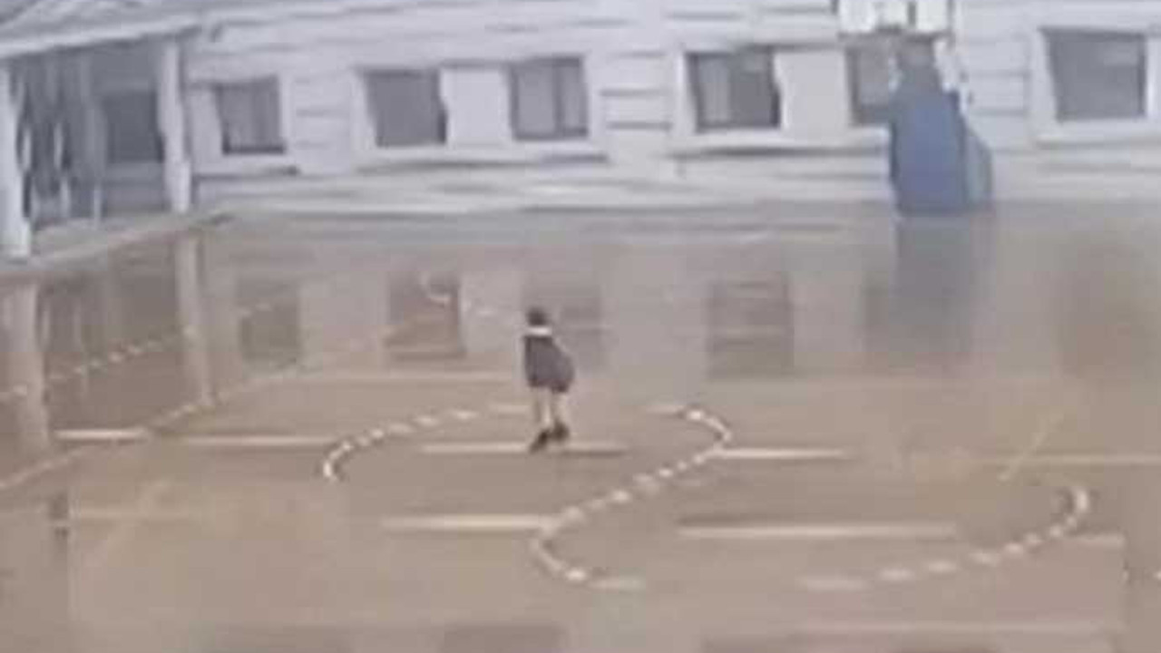 Töreni kaçıran öğrenci yağmur altında tek başına İstiklal Marşı okudu