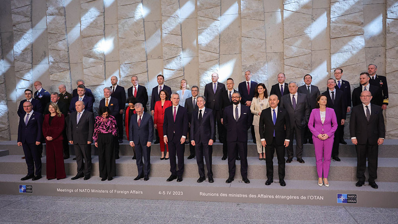 NATO Dışişleri Bakanları aile fotoğrafı çektirdi
