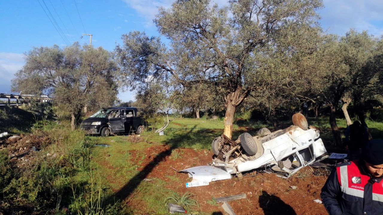 Çarpışan kamyonet ile otomobil zeytinliğe uçtu: 8 yaralı