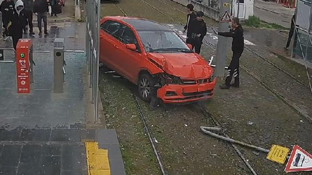 Faciadan kıl payı dönüldü. Tramvay durağına dalan otomobilin kaza anı kamerada