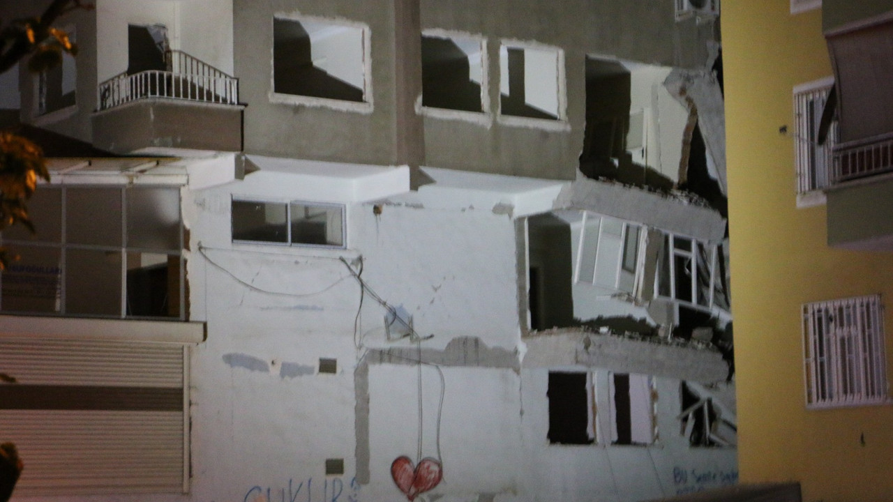 Diyarbakır’da ağır hasarlı binanın bir bölümü çöktü