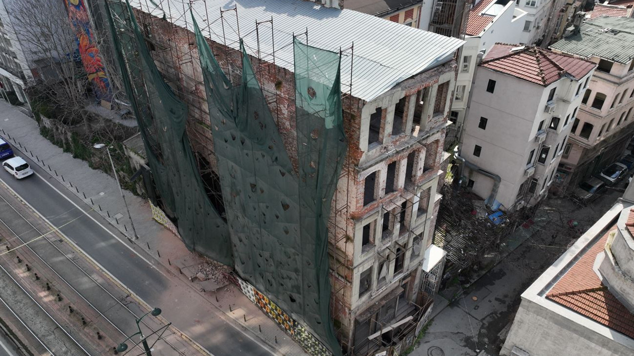 Beyoğlu'nda metruk binanın çökme riski: Çevrede güvenlik önlemi alındı