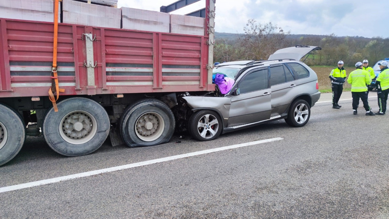 Yabancı plakalı araç tıra ok gibi saplandı: 1 yaralı