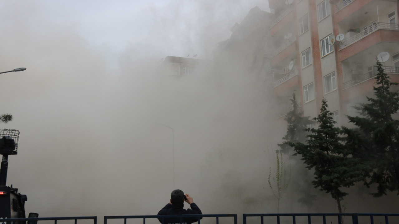 Diyarbakır’da ağır hasarlı bina çöktü