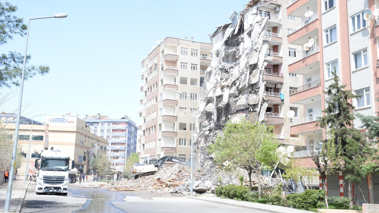 Diyarbakır’da bir kısmı çöken ağır hasarlı binanın kontrollü yıkımı başladı