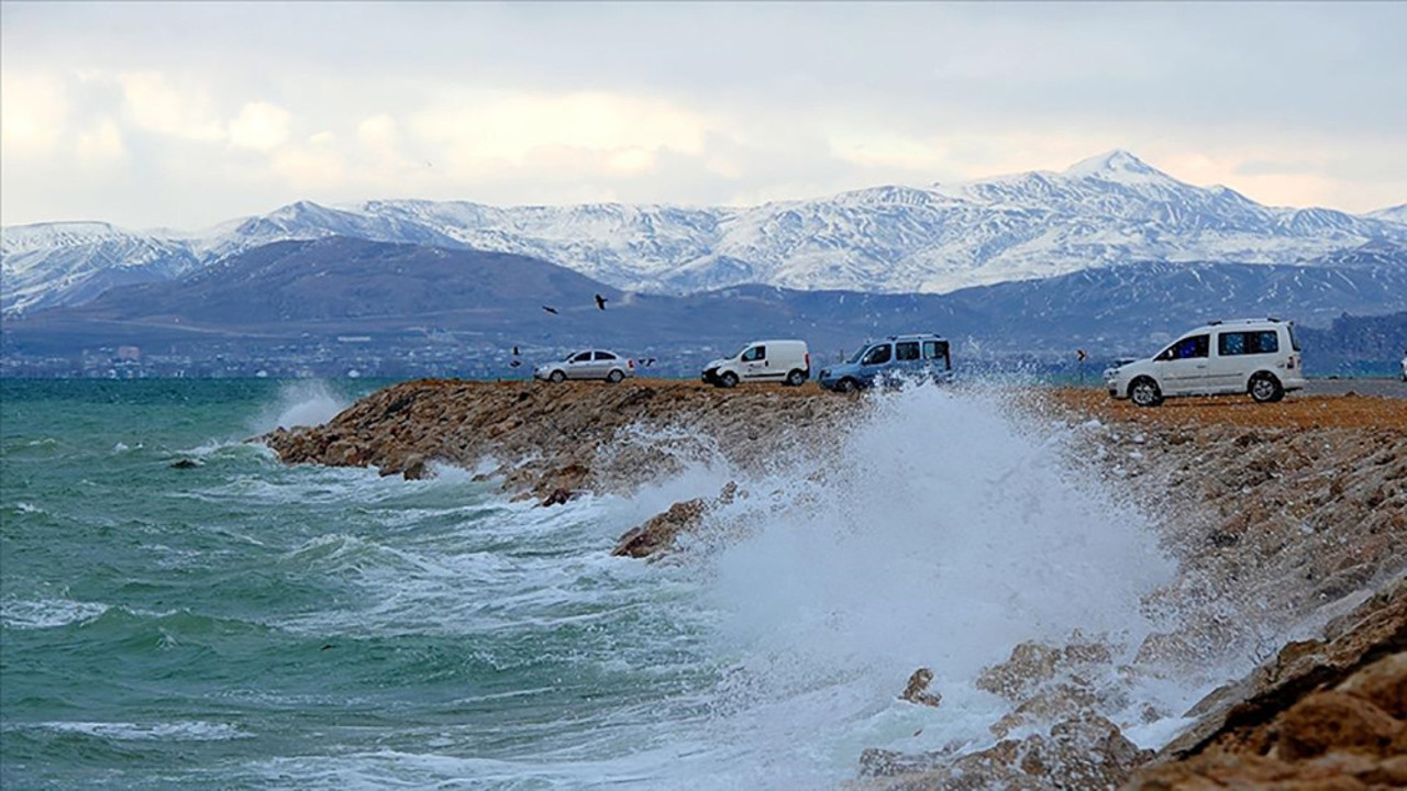 Doğu Anadolu'da kuvvetli rüzgar ve fırtına uyarısı
