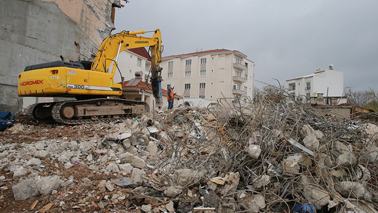 Camları bile kırılmadan yan yatan binanın enkazı kaldırılıyor