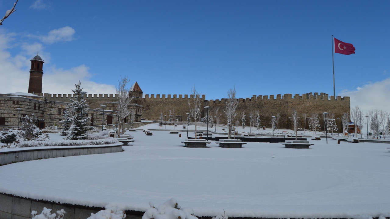 Erzurum'a bahar değil kar geldi. Kent beyaza büründü