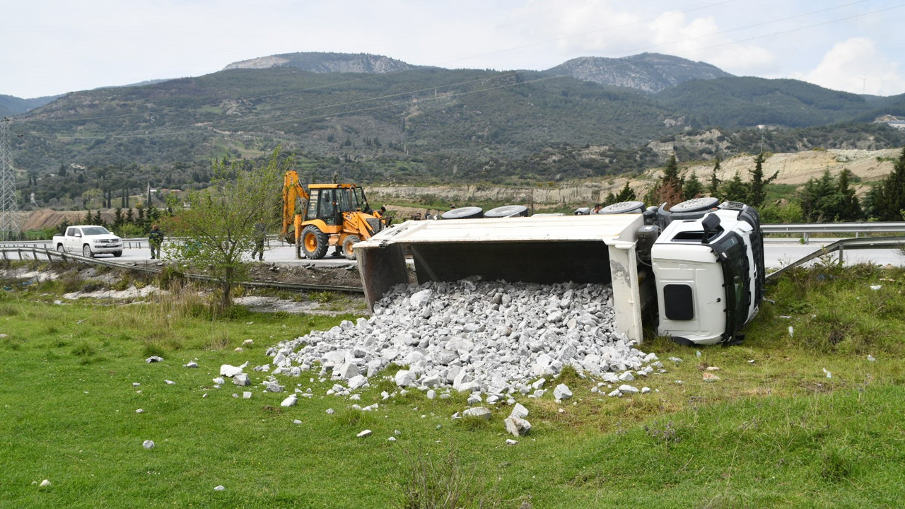 Aydın'da taş yüklü kamyon devrildi (08 Nisan 2023)