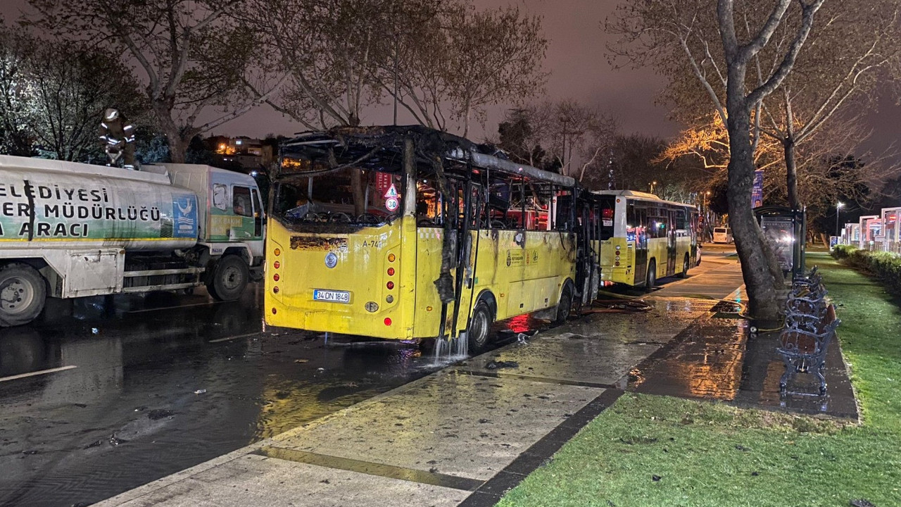 Fatih’te bir İETT otobüsü alev alev yandı
